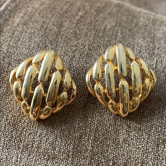 Jewelry - Vintage gold earrings